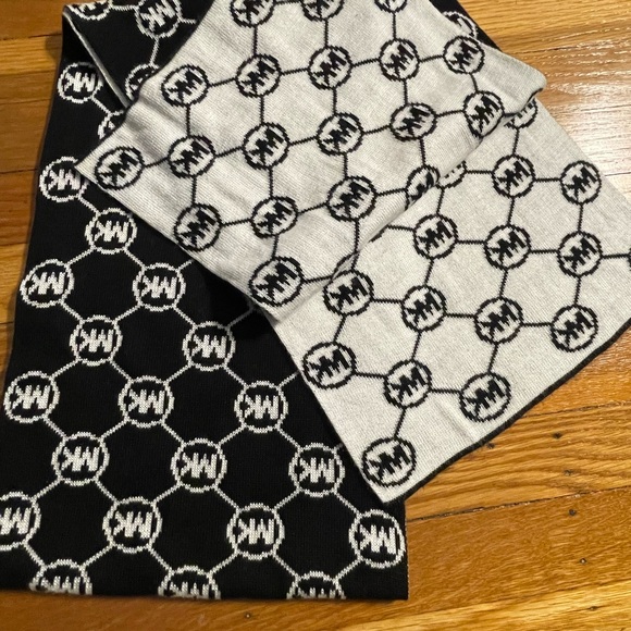 Michael Kors Reversible Scarf - Picture 5 of 6